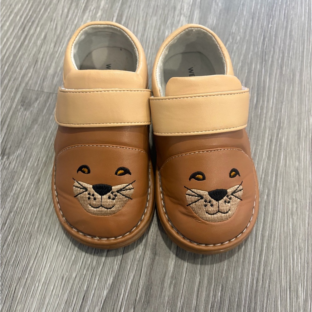 Wee Squeak Leo the Lion Toddler Squeaky Shoes Brown and Tan